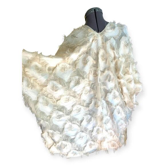 JC Sunny Ladies One Size Light Feather/Eyelash Shawl  Kimono Wrap NWT Ivory - Picture 3 of 8